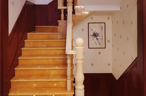 巴音郭楞中式别墅室内汉白玉石楼梯的定制安装装饰效果