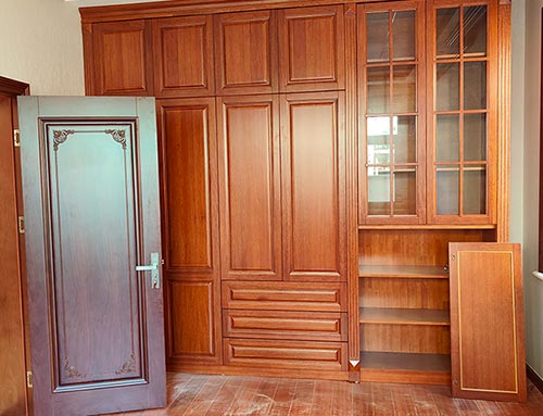 巴音郭楞中式家庭装修里定制的实木衣柜效果图